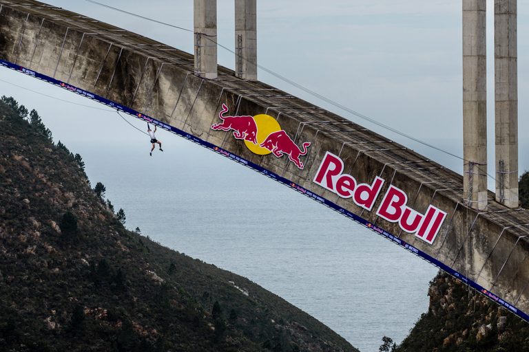 Thomas van Tonder Crosses 600 Monkey Bars Beneath South Africa’s 216-Metre-High Bloukrans Bridge in World First